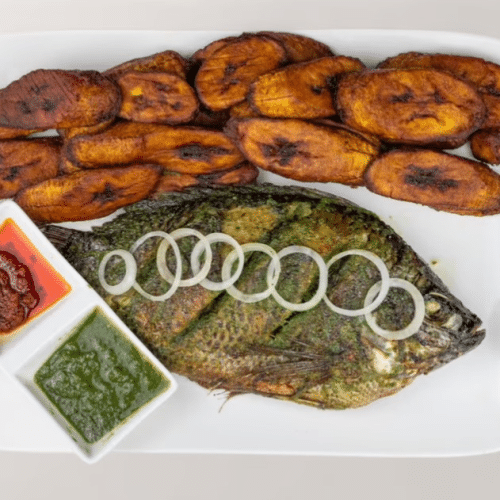 Gegrillter Tilapia mit Maniokrollen