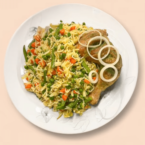 Gemüsereis mit gebratenem Huhn