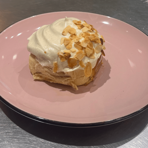 Zimtschnecke mit Bienenstich