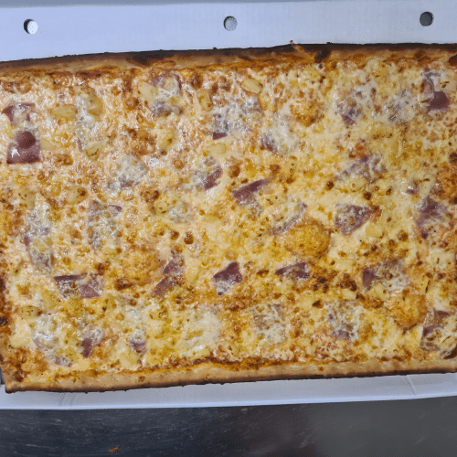 Party Pizza mit zwei Salaten