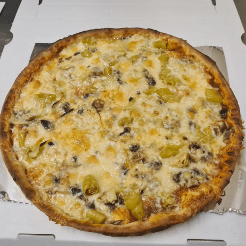 Pizza mit grüner Peperoni