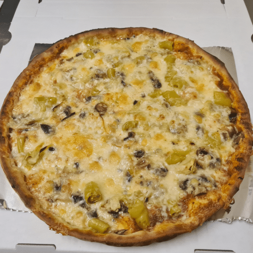 Zwei Pizzen und ein Salat