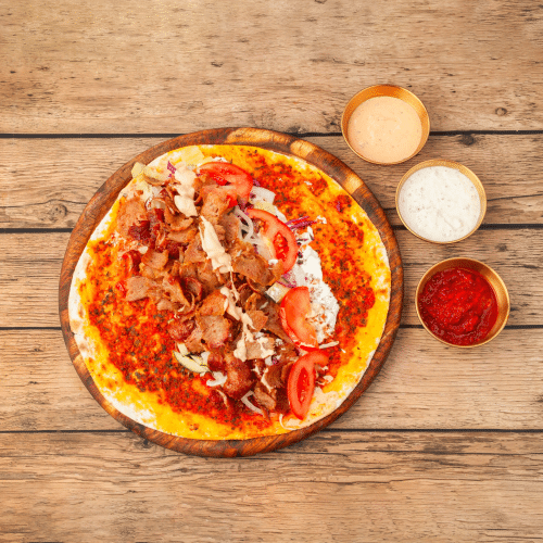 Lahmacun mit Fleisch, Salat und Sauce