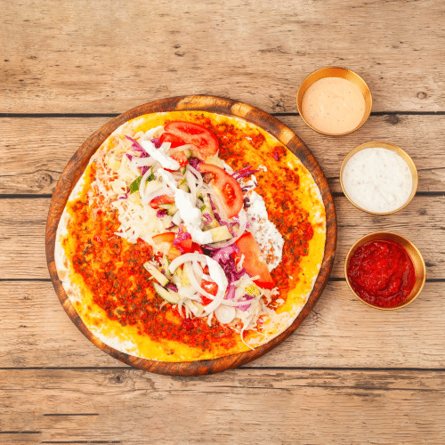 Lahmacun mit Salat und Sauce