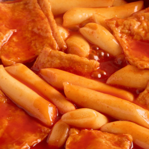 Reis und Fischkuchen in Chilisosse Ddokbokki떡볶이