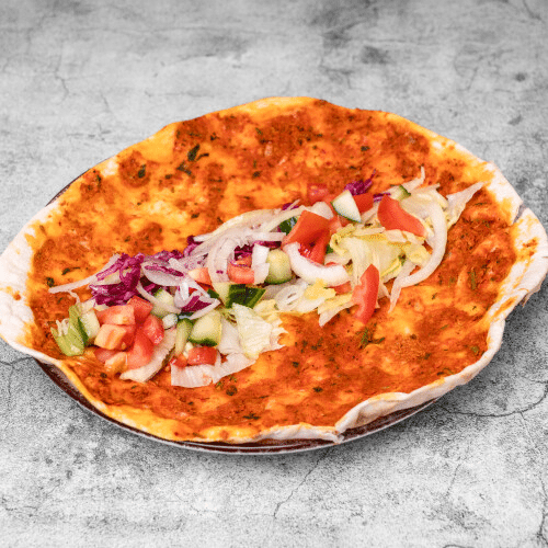 Lahmacun mit Salat
