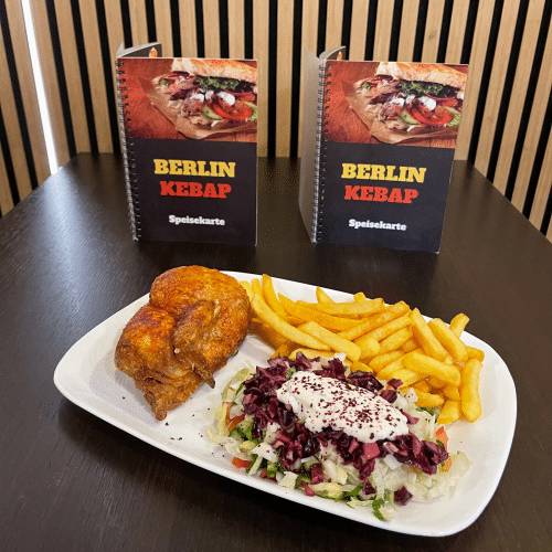 Halbes Hähnchen mit Pommes frites und Salat