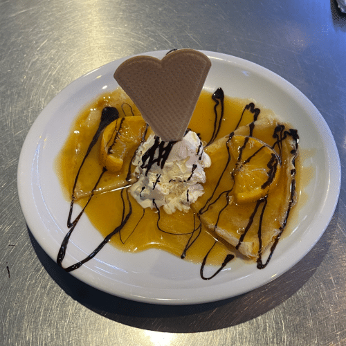 Crepe mit Orangensauce und Vanilleeis