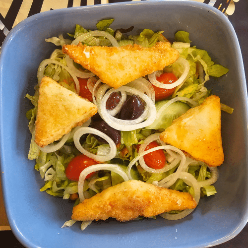 Salat der Saison mit gebackenem Feta
