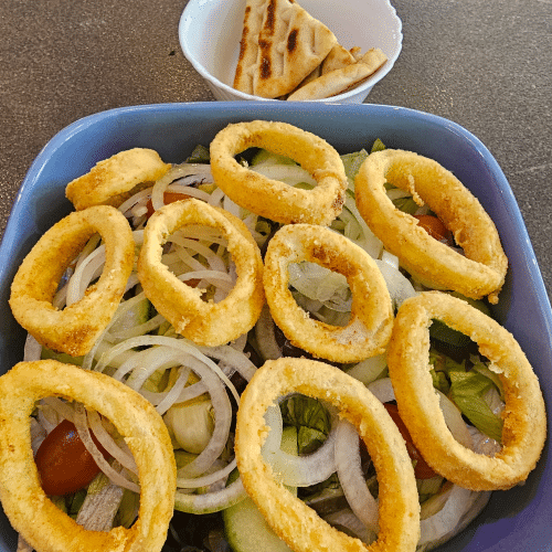Salat der Saison mit gebackenen Calamari