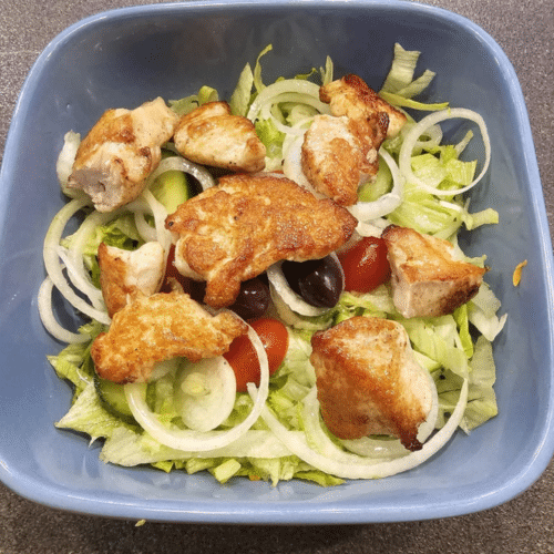 Salat der Saison mit Hähnchenfilet
