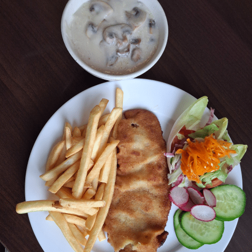 Kalbsschnitzel mit Pilzrahmsauce und pommes