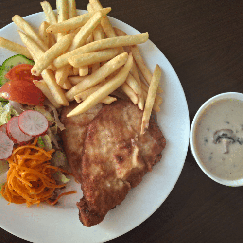 Schweineschnitzel mit Pilzrahmsauce und Pommes frites