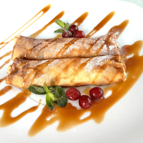 Crepes mit Rosinen und Quark gefüllt