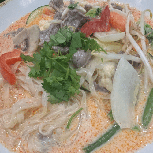 Frisch Reisbandnudeln Kokos -Curry Hähnchenfleich.