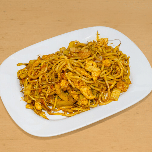 Gebratene Udon-Nudeln mit Curry, Hühnerfleisch und Shrimps