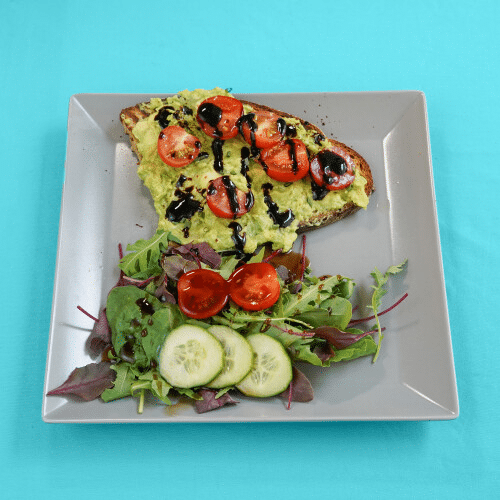 Dinkelbrot Guacamole, frische Tomaten