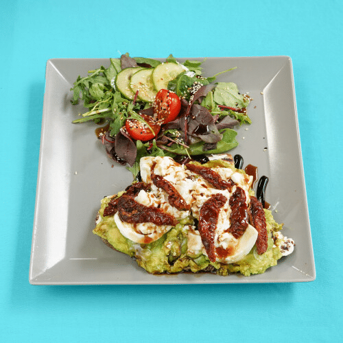Dinkelbrot Guacamole, getrocknete Tomaten