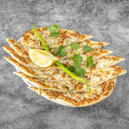 Pide mit Rinderhackfleisch und Weißkäse