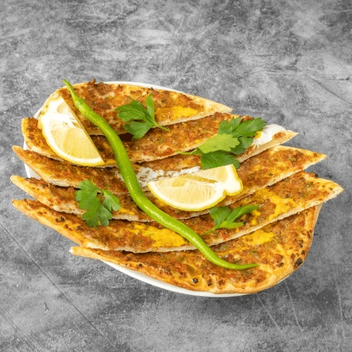 Pide mit Rinderhackfleisch und Ei