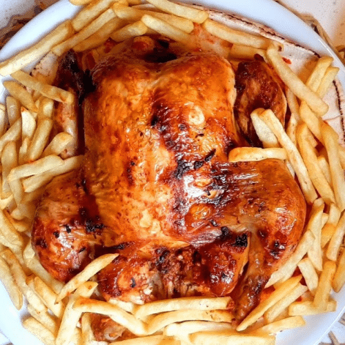 Ganzes gegrilltes Hähnchen mit Pommes frites