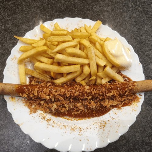 Currywurst mit Fritten und Majo, der Klassiker alias Mantaplatte