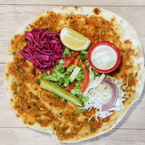 Lahmacun mit Salat