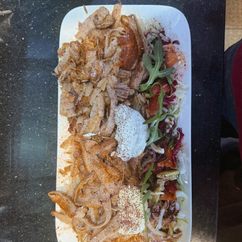 Döner Teller mit Salat und Sauce