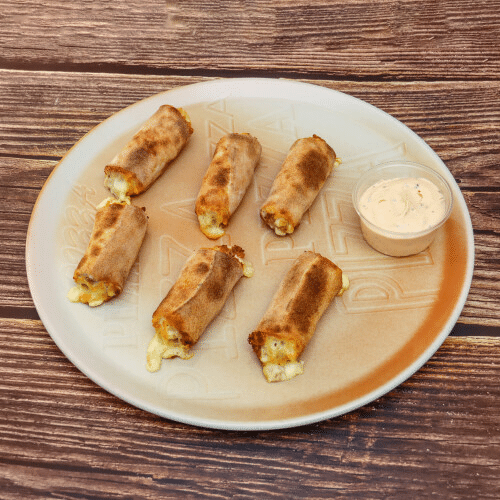 Pizzabrötchen mit Käse und frischem Thunfisch