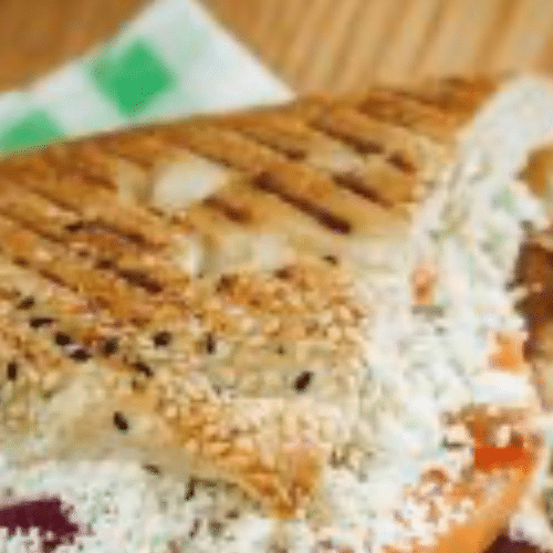 Fladenbrot mit Sauce und Käse