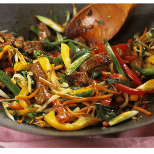 Gebratenes Gemüse mit Fleisch nach Wahl