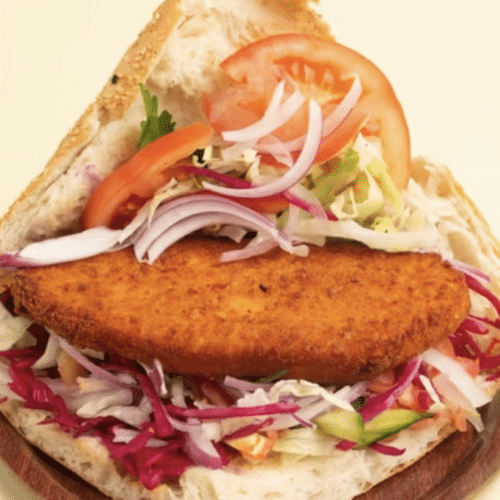 Schnitzel im Brot salat und Soße