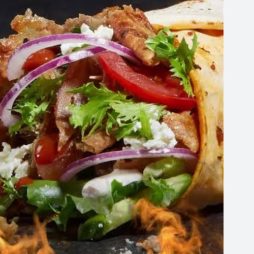 Türkische Pizza mit Dönerfleisch, Käse, Salat und Sauce