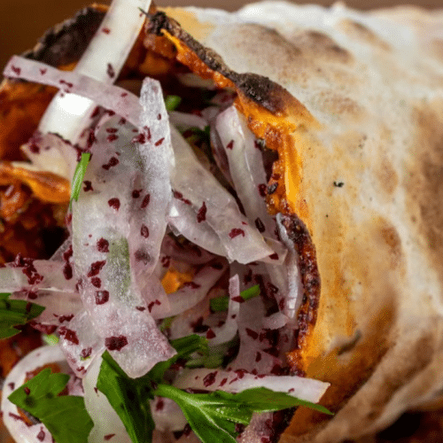 Türkische Pizza mit Käse, Salat und Sauce