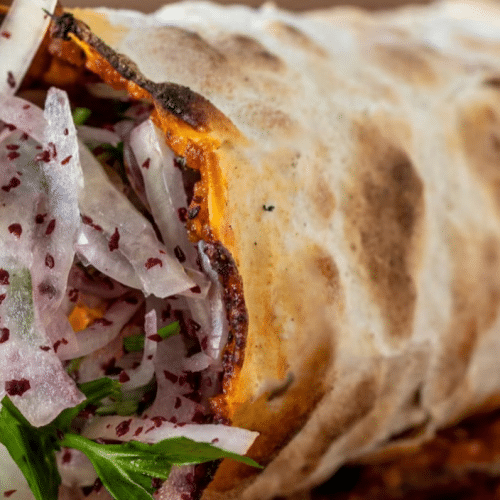Türkische Pizza mit Salat und Sauce