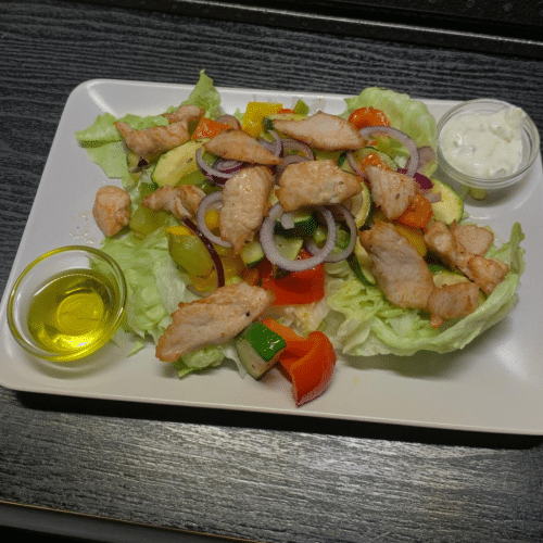 Bunter Salat mit Putenstreifen