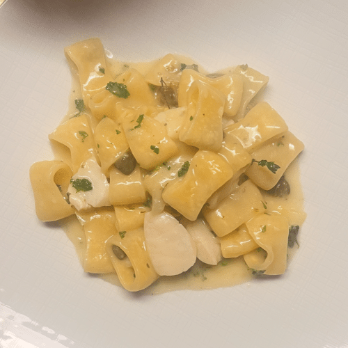 Calamarata mit Jakobsmuscheln, Zitrone, Kapernund Thymian