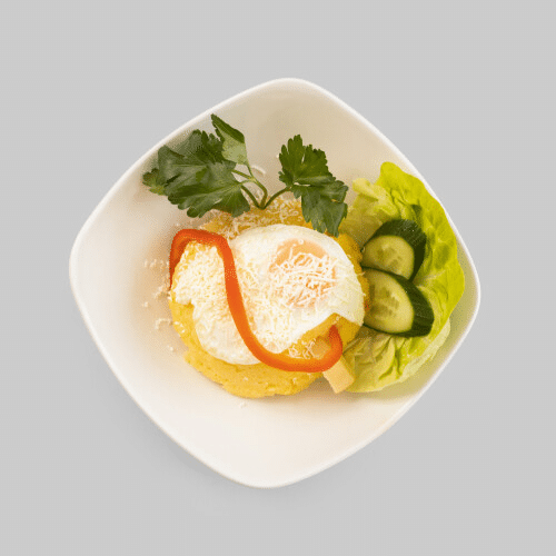 Bulz-Schafskäse ummantelt mit Polenta, dazu Spiegelei