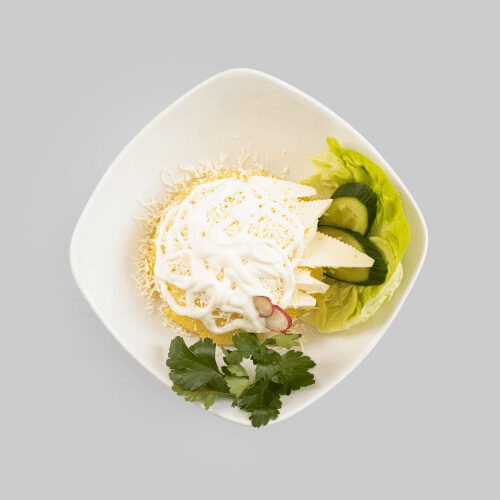 Weichkäse mit heißer Polenta und saurer Sahne