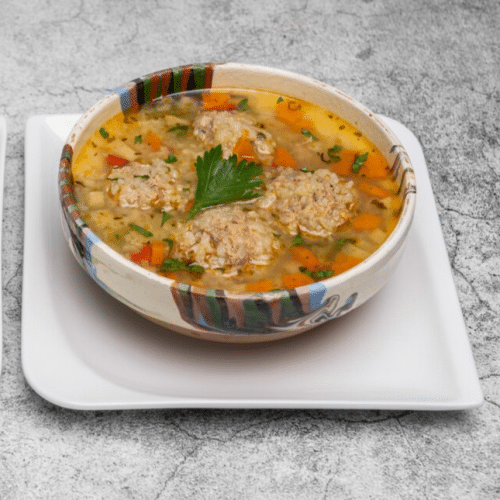 Fleischbällchensuppe nach rumänischer Art mit Brot