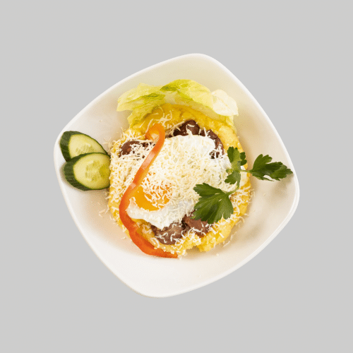 Geräucherte Schweinewurst und Fleisch auf heißer Polenta