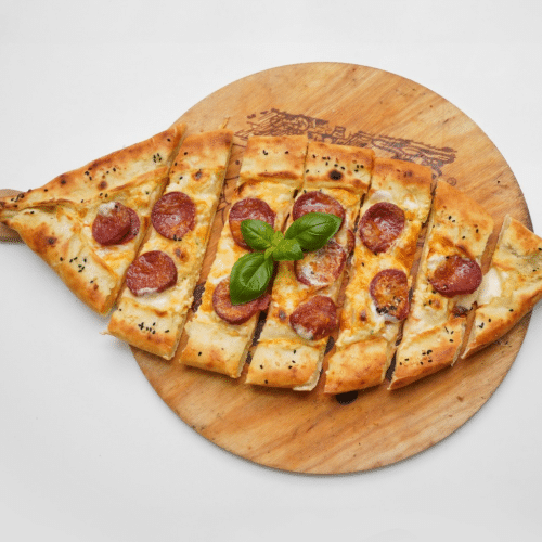 Pide mit Sucuk, Ei und Schafskäse