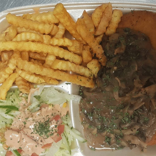 Schnitzel Jäger Art mit Pommes und Salatbeilage