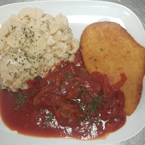 Schnitzel mit Letscho und hausgemachten Kartoffelsalat