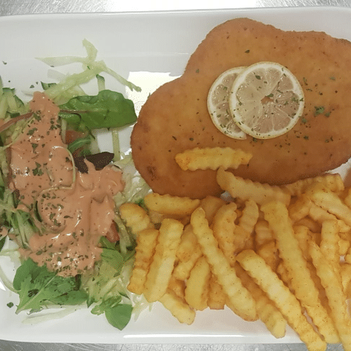 Schnitzel Wiener Art mit Pommes und Salatbeilage