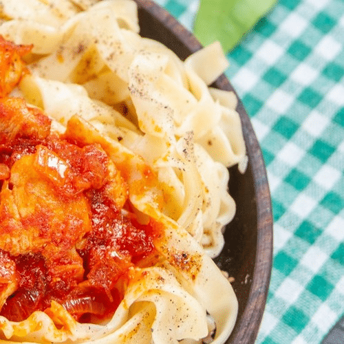 Pasta Napoli mit Tomaten-Sahnesauce (vegetarisch)