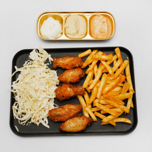 Chicken wings (6 Stück) mit Pommes, Coleslaw, Süßsauer, Hummus