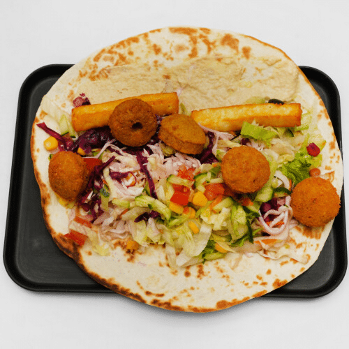 Falafel Halloumi Rolle mit Salat und Sauce