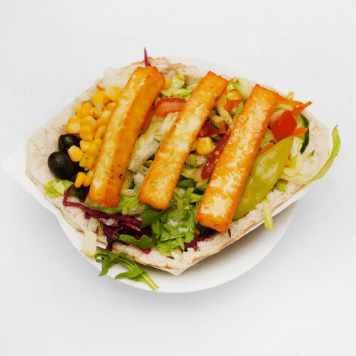 Halloumi im Brot mit Sauce und Salat