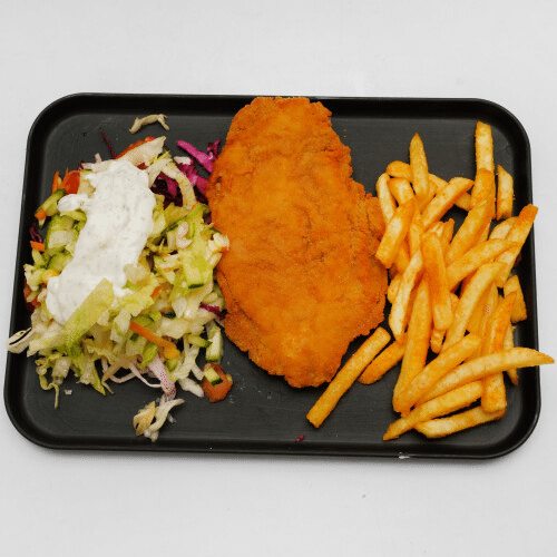 Hähnchenschnitzel mit Salat und Pommes